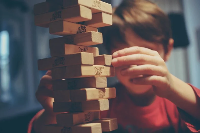 Activité d'été enfant pas chère : un tournoi de jeux type Jenga ?