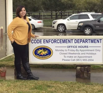 Une californienne aide une femme à accoucher dans sa camionnette