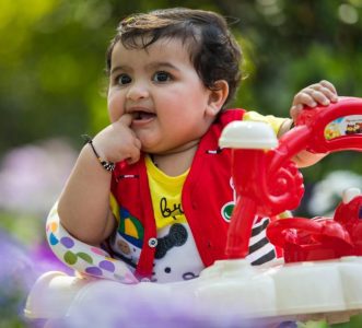 Chariot de marche en bois : quels sont ses avantages ?