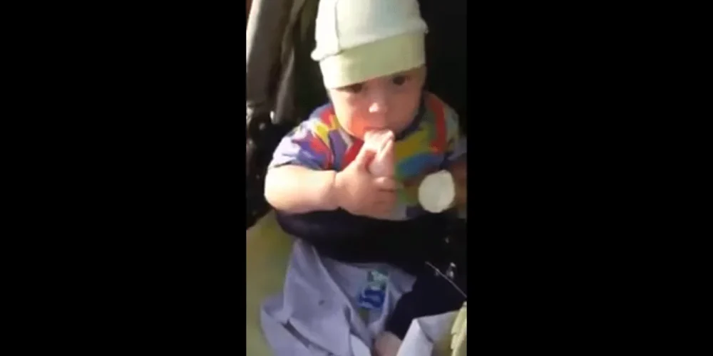 Adorable : ce bébé mange sa glace en utilisant son pied