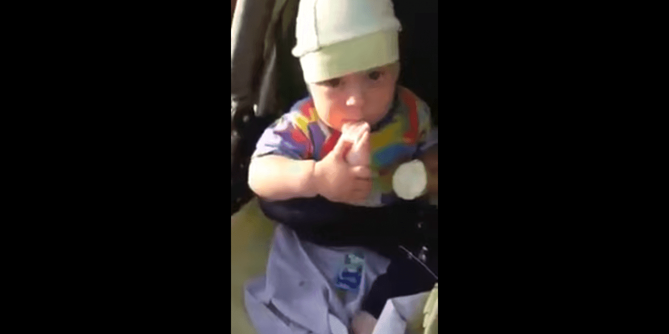 Adorable : ce bébé mange sa glace en utilisant son pied