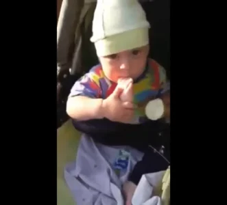 Adorable : ce bébé mange sa glace en utilisant son pied