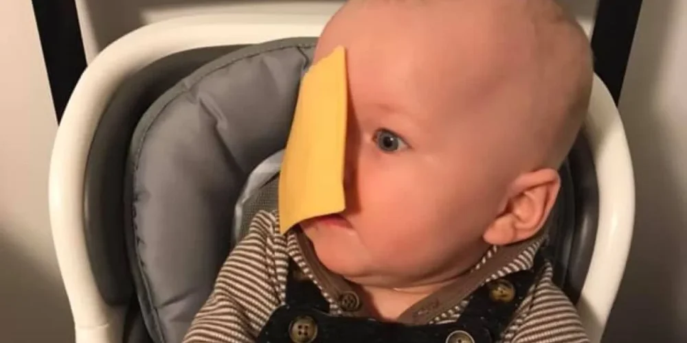 #CheeseChallenge : jeter du fromage sur son bébé, nouveau défi débile à la limite de la maltraitance ?