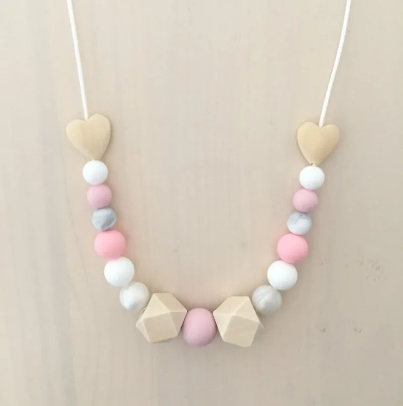 Collier de portage personnalisé Le Monde d'Anna et Matteo version double coeur rose