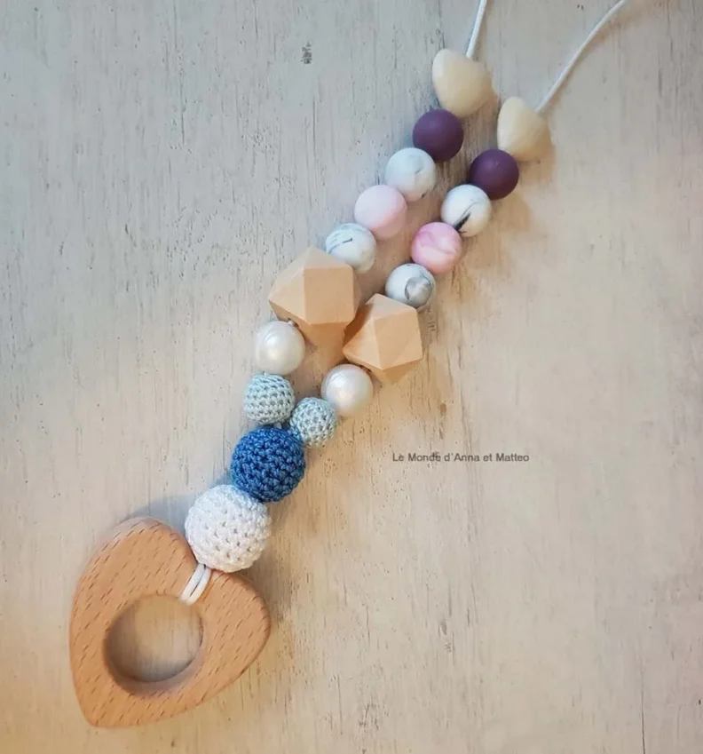 Collier de portage personnalisé Le Monde d'Anna et Matteo version coeur couleur pastel et bleu