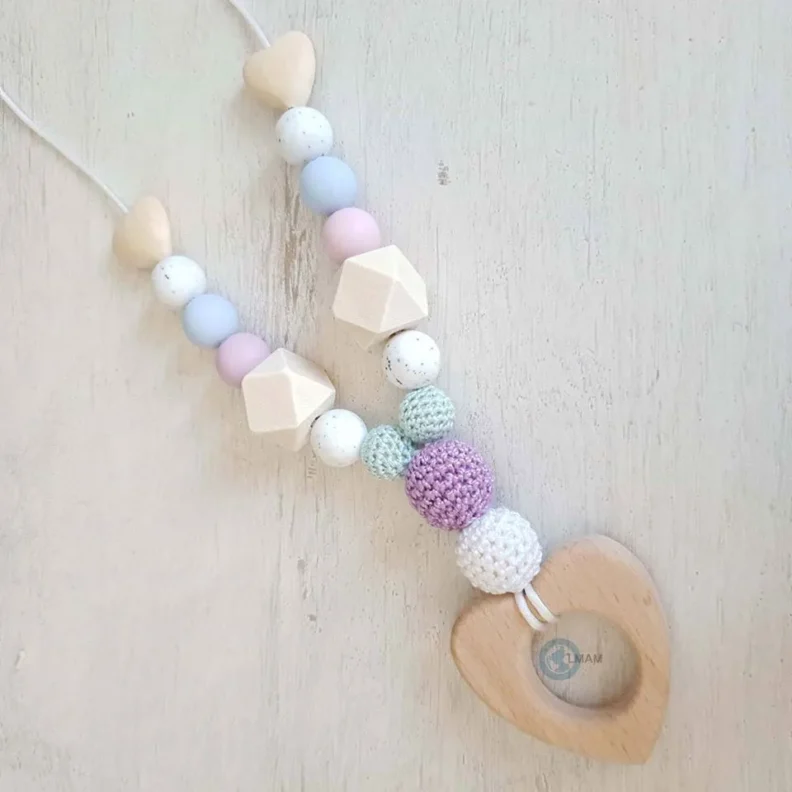 Collier de portage personnalisé Le Monde d'Anna et Matteo version coeur couleur pastel et rose