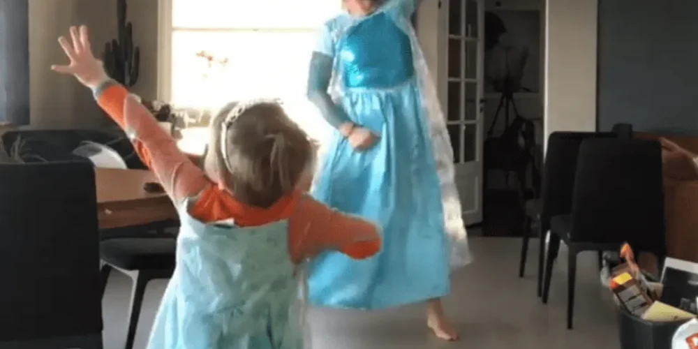 Antisexisme : un papa et son fils dansent en robe sur la musique de la Reine des Neiges