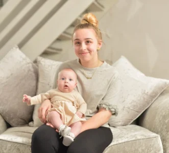 Après une migraine, elle fait 4 jours de coma et se réveille maman