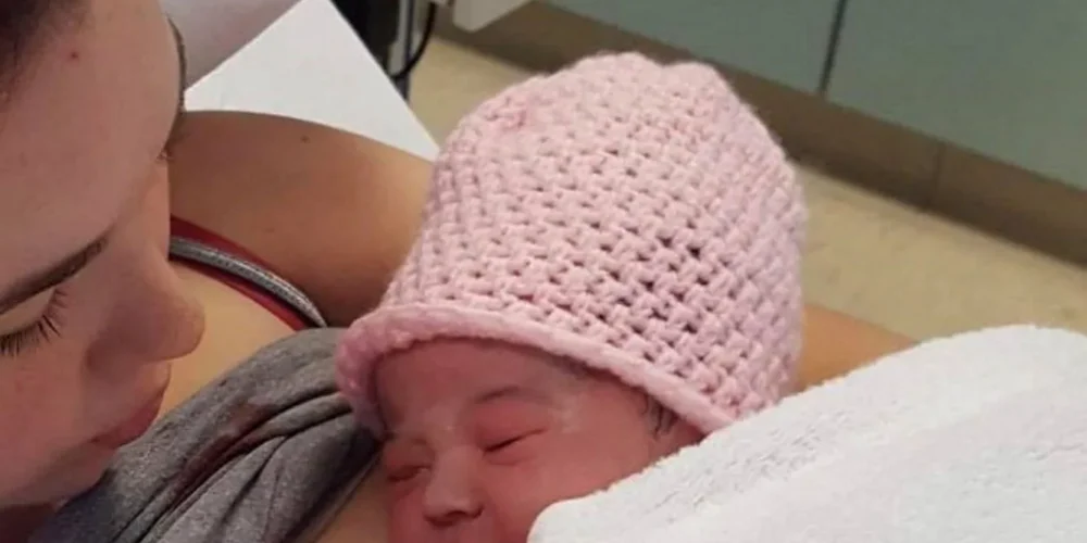 Elle se réveille avec un gros ventre et accouche 45 minutes plus tard