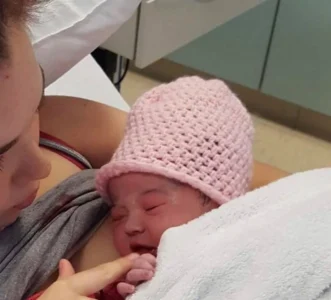 Elle se réveille avec un gros ventre et accouche 45 minutes plus tard
