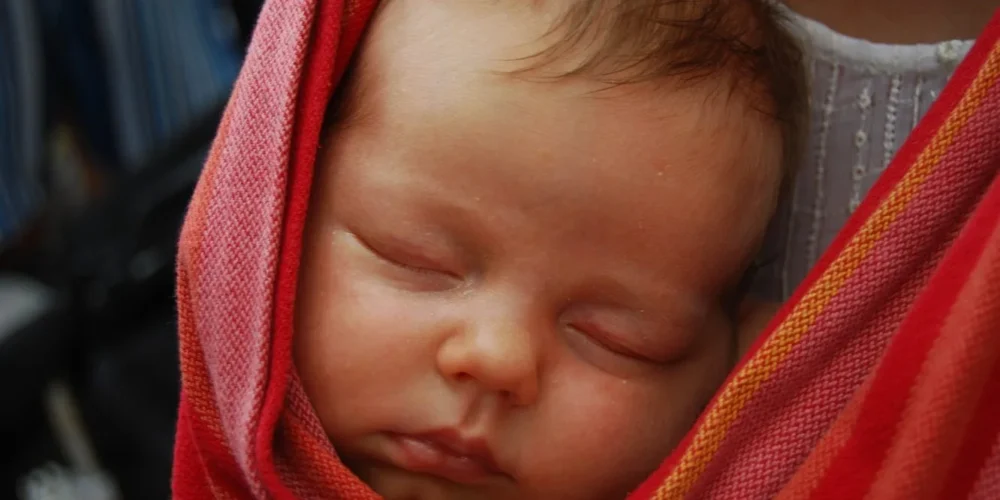 Portage : tout savoir sur l'écharpe de portage et le porte-bébé