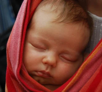 Portage : tout savoir sur l&rsquo;écharpe de portage et le porte-bébé