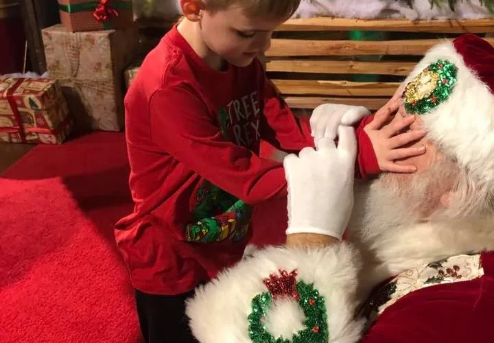Une maman saisit le moment magique où son fils autiste et aveugle rend visite au Père Noël