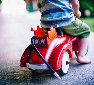 Porter bébé dans son siège auto favoriserait la descente d&rsquo;organes chez les jeunes mamans