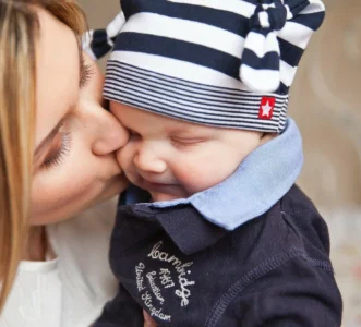 Ne le prends pas dans les bras, tu vas en faire un enfant gâté !