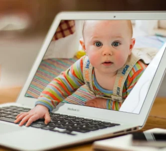 Projet de loi en Californie : amener son bébé au travail pour les fonctionnaires
