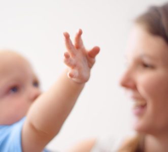 Langue des signes bébé : par où commencer quand on est parent ?