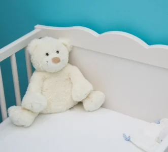 Gigoteuse, pyjama, peluche… Quid du sommeil de bébé