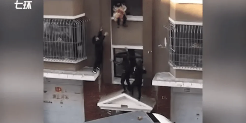 Un héros attrape à la volée un bébé qui tombe en échappant à un incendie
