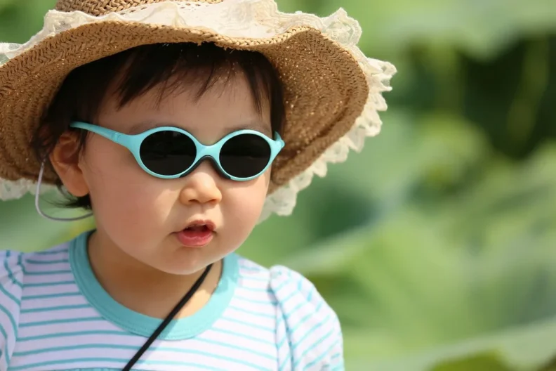 Lunettes de soleil et chapeau pour protéger les enfants du soleil